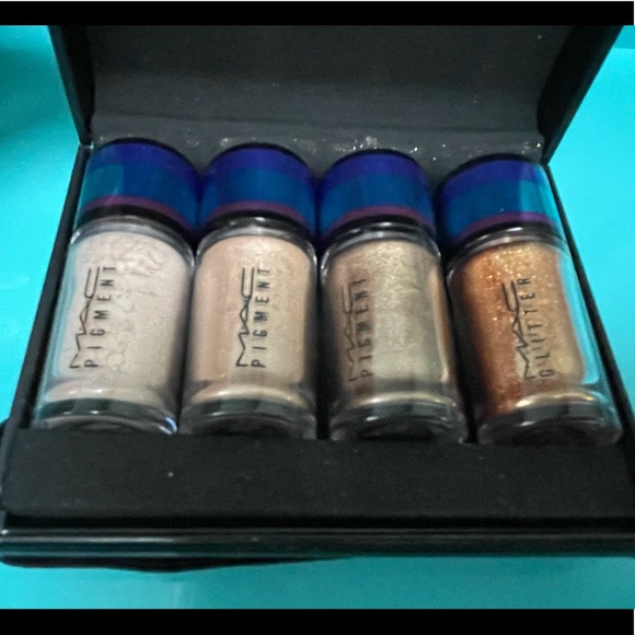 Irresistibly charming glitter and pigment blue - Picture 2 of 4